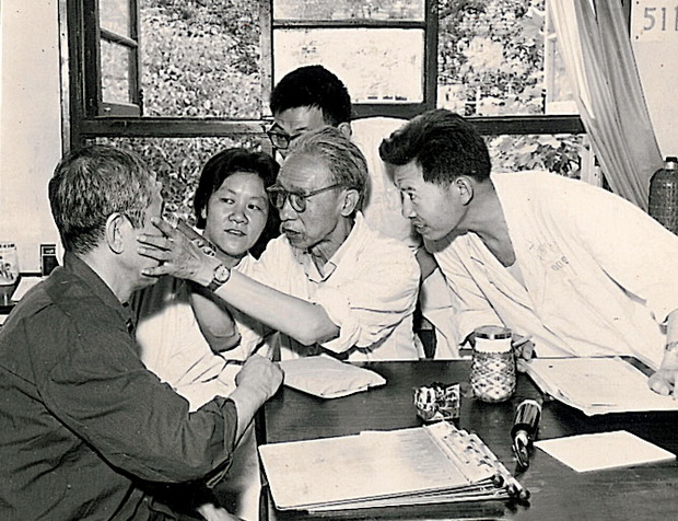 01-学科奠基人陈达夫教授带教（左二为现国医大师廖品正）.jpg